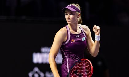 WTA Finals: Rybakina bate Swiatek e garante vaga na semi de forma inédita