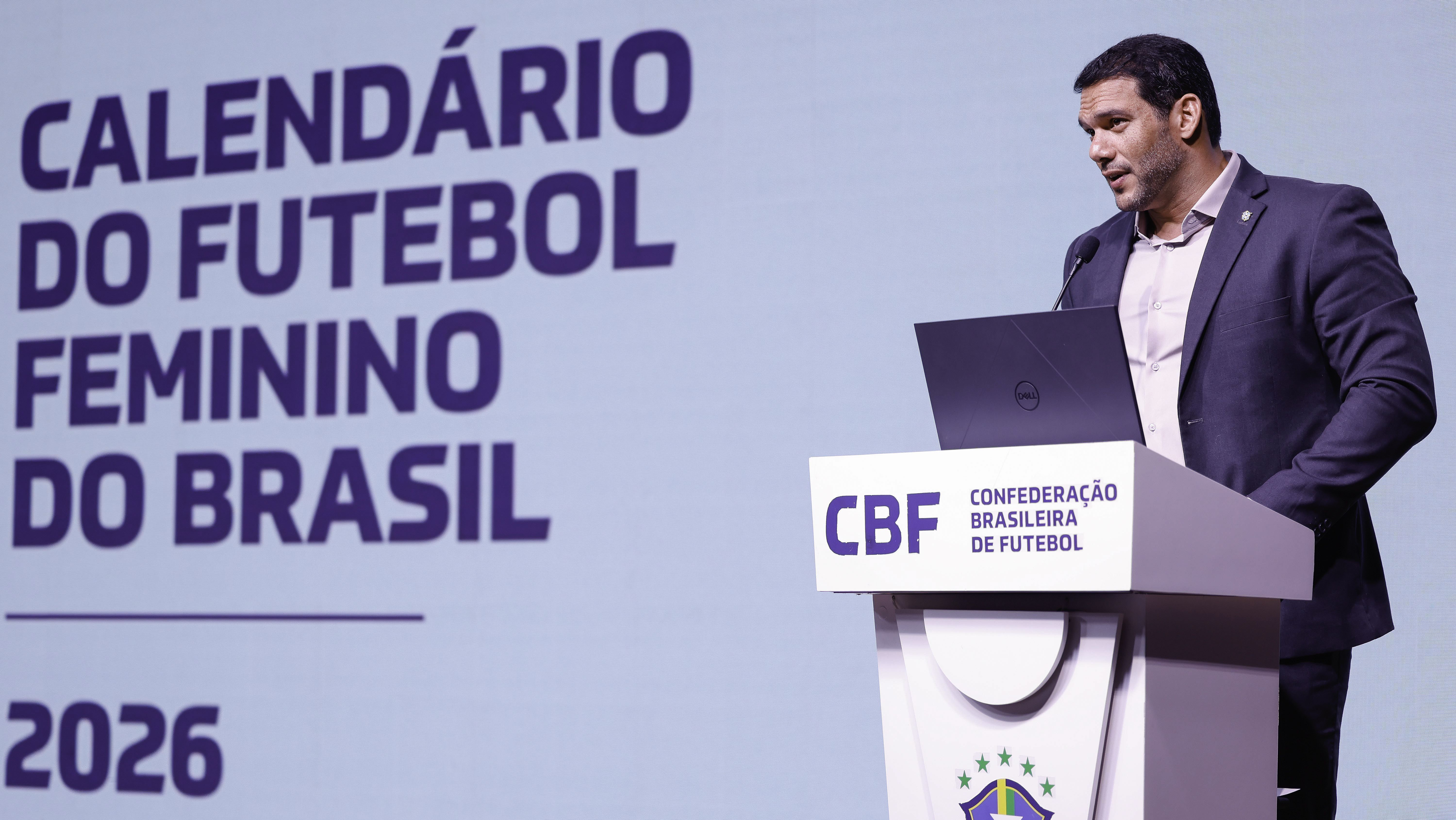 Samir Xaud, presidente da CBF, durante a divulgação oficial do calendário do futebol feminino de 2026