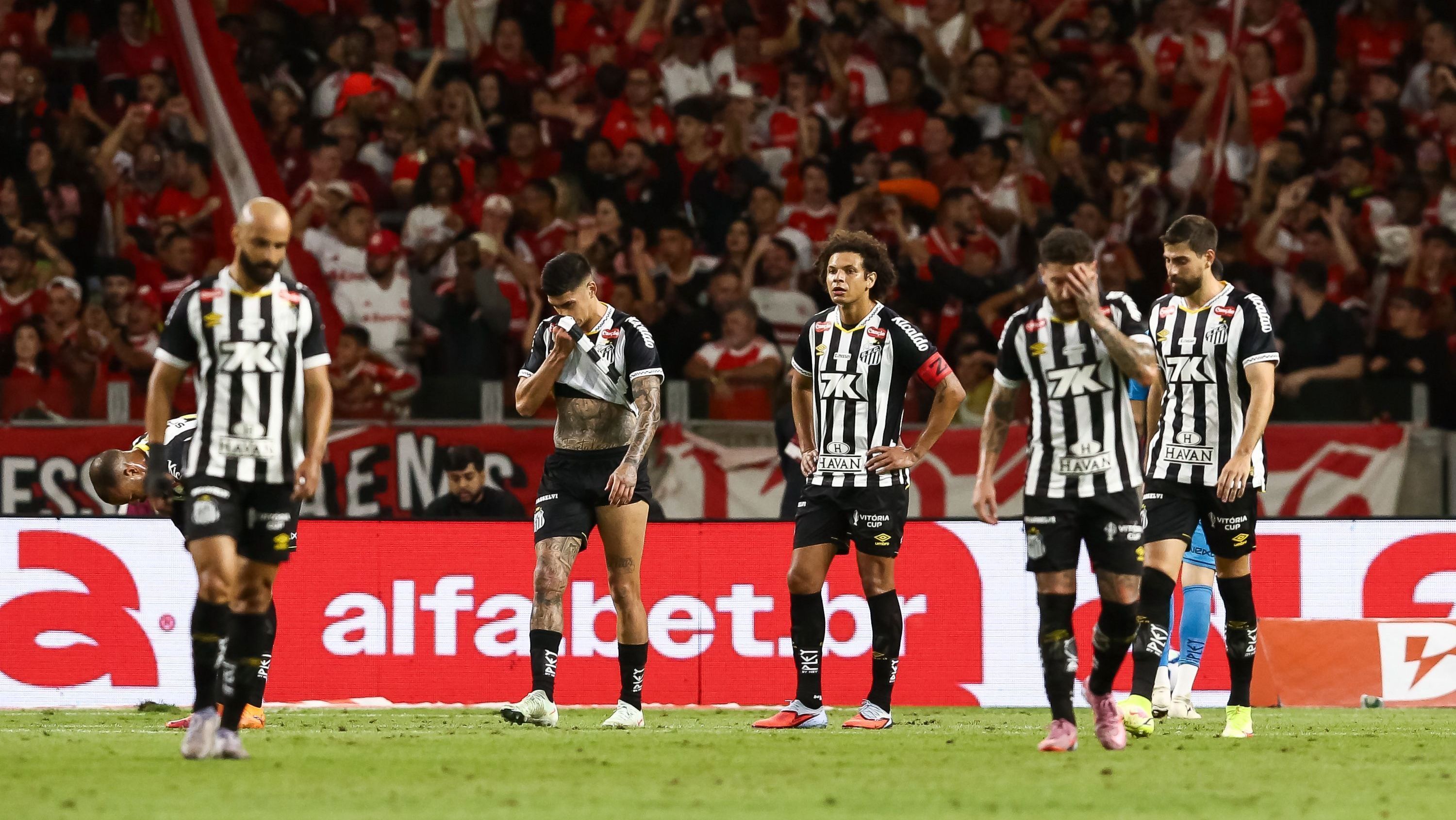 Santos em campo contra o Internacional pelo Brasileirão