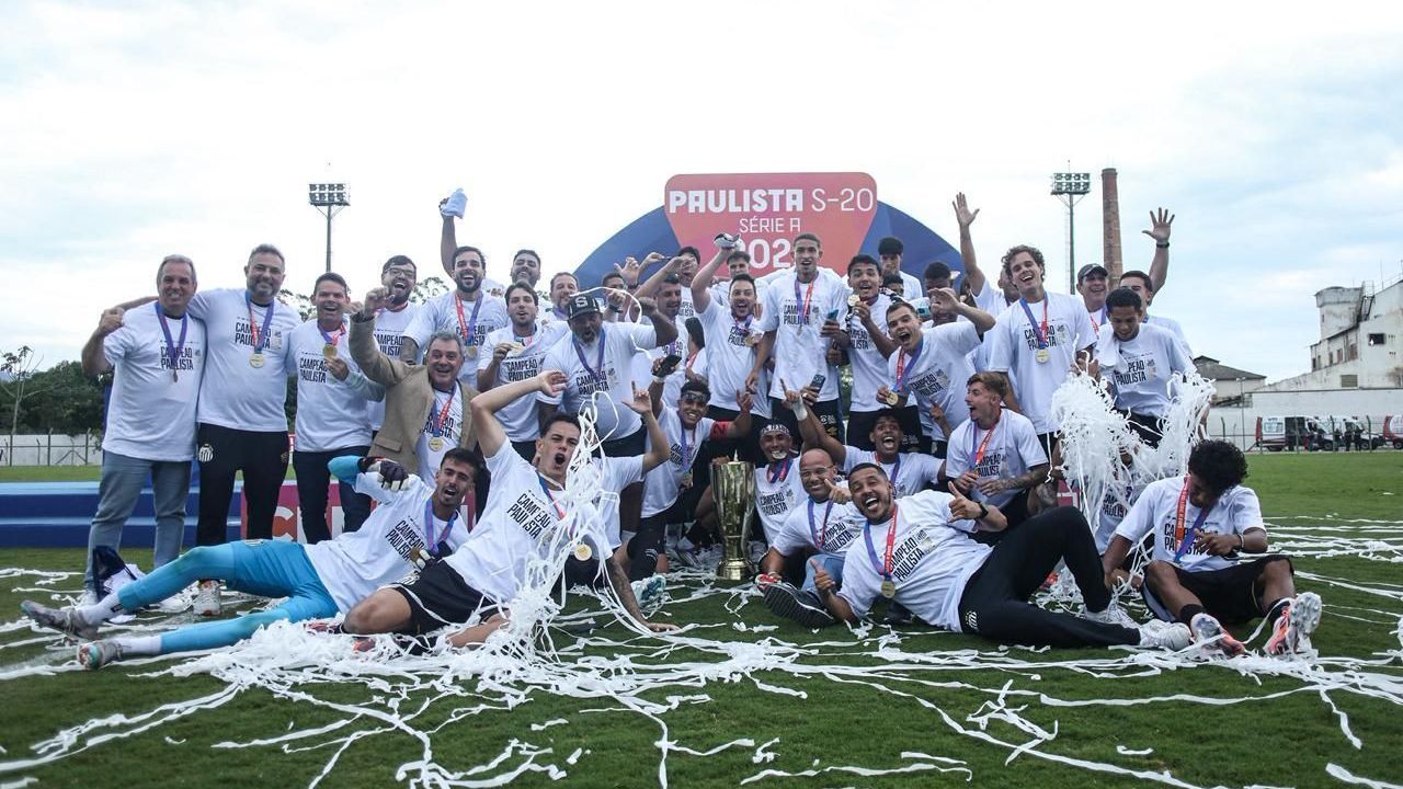 Jogadores do Santos comemorando o título do Paulista Sub-20