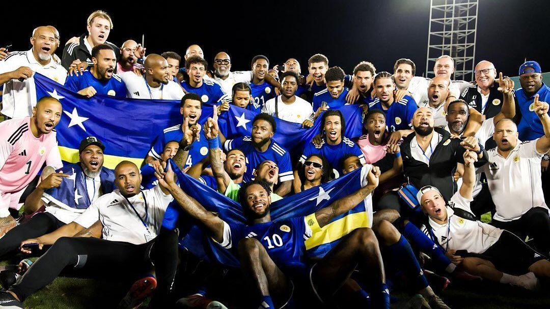 Seleção de Curaçao comemora vaga inédita na Copa do Mundo
