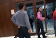 Bruna Marquezine e Shawn Mendes são flagrados por fãs em cinema no Rio