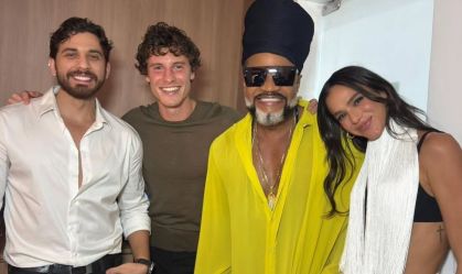Gustavo Mioto posa com Shawn Mendes, Carlinhos Brown e Bruna Marquezine