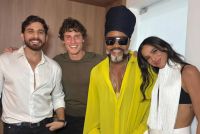 Gustavo Mioto posa com Shawn Mendes, Carlinhos Brown e Bruna Marquezine