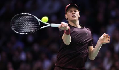 Sinner vence Zverev com facilidade e fica a uma vitória do topo do ranking