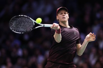 Jannik Sinner solta um forehand no duelo contra o alemão Alexander Zverev no Masters 1000 de Paris