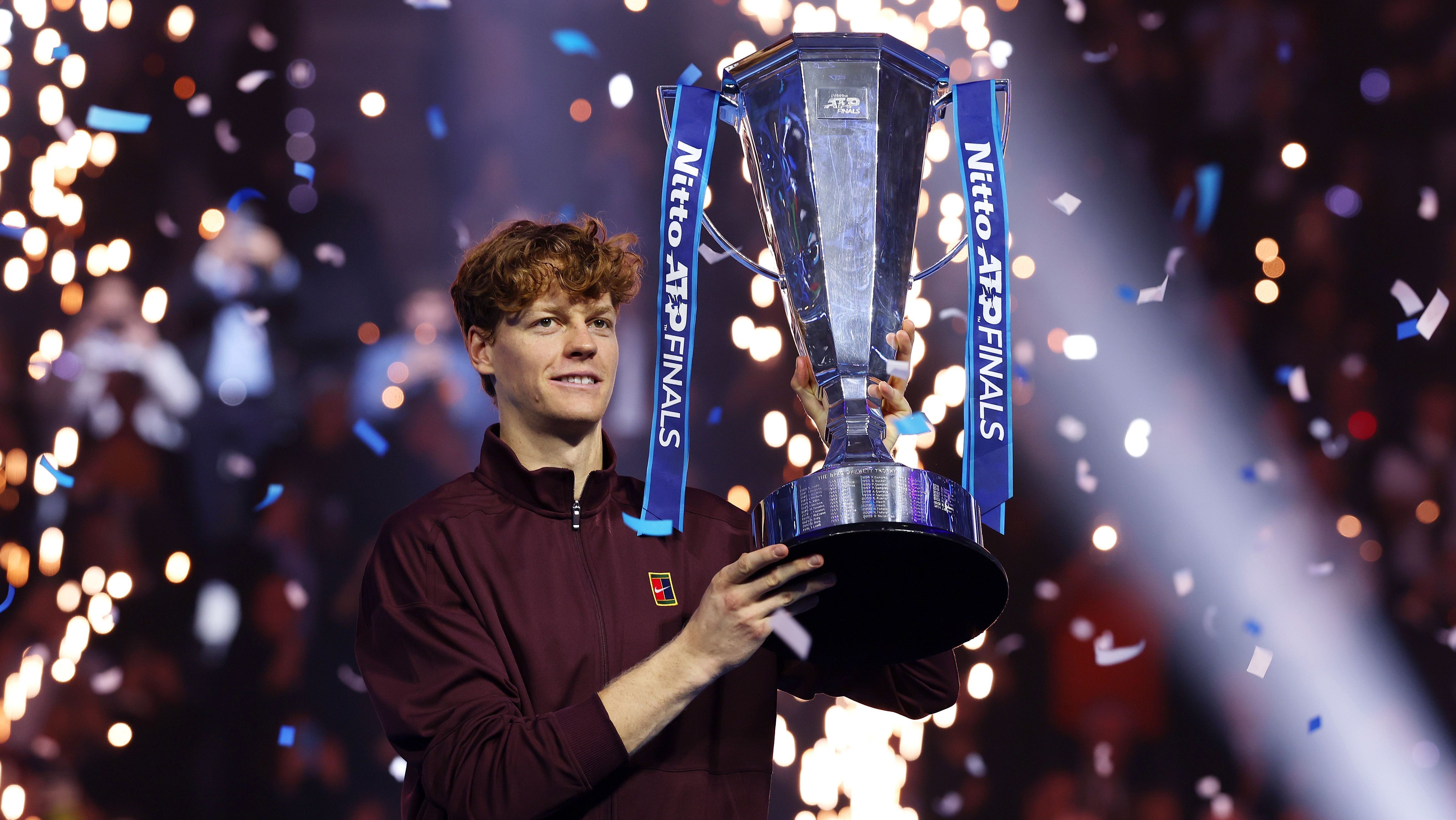 Jannik Sinner com o troféu do ATP Finals