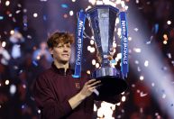 Jannik Sinner bate Carlos Alcaraz e é campeão do ATP Finals