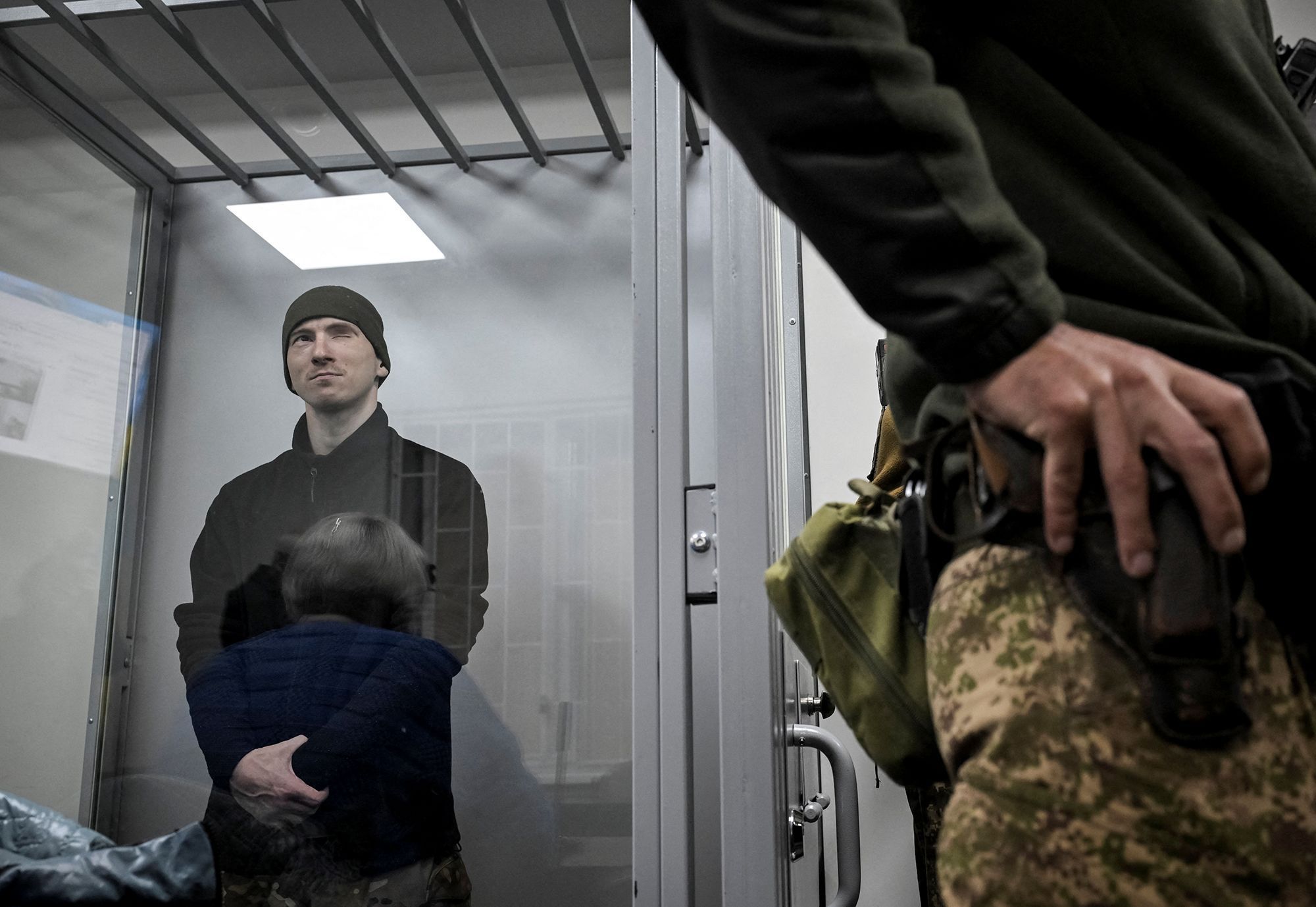 O soldado russo Dmytro Kurashov, acusado de cometer um crime de guerra ao executar um militar ucraniano que se rendeu em combate, comparece a uma audiência judicial em Zaporizhzhia, Ucrânia, em 6 de novembro.