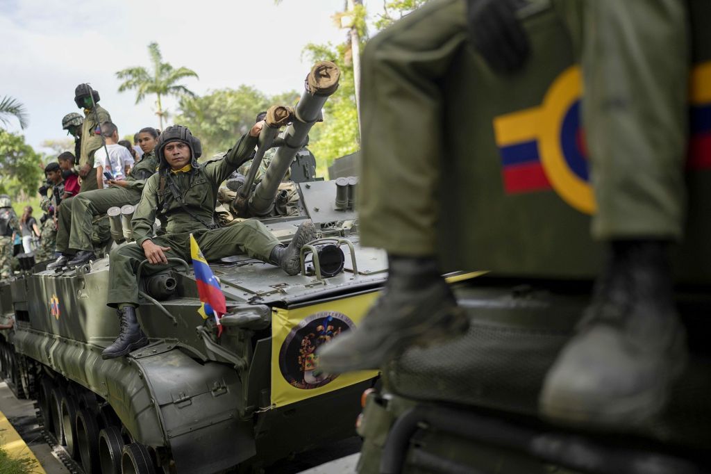 Soldados descansam após participarem de um desfile militar do Dia da Independência em Caracas, Venezuela, em julho de 2023.