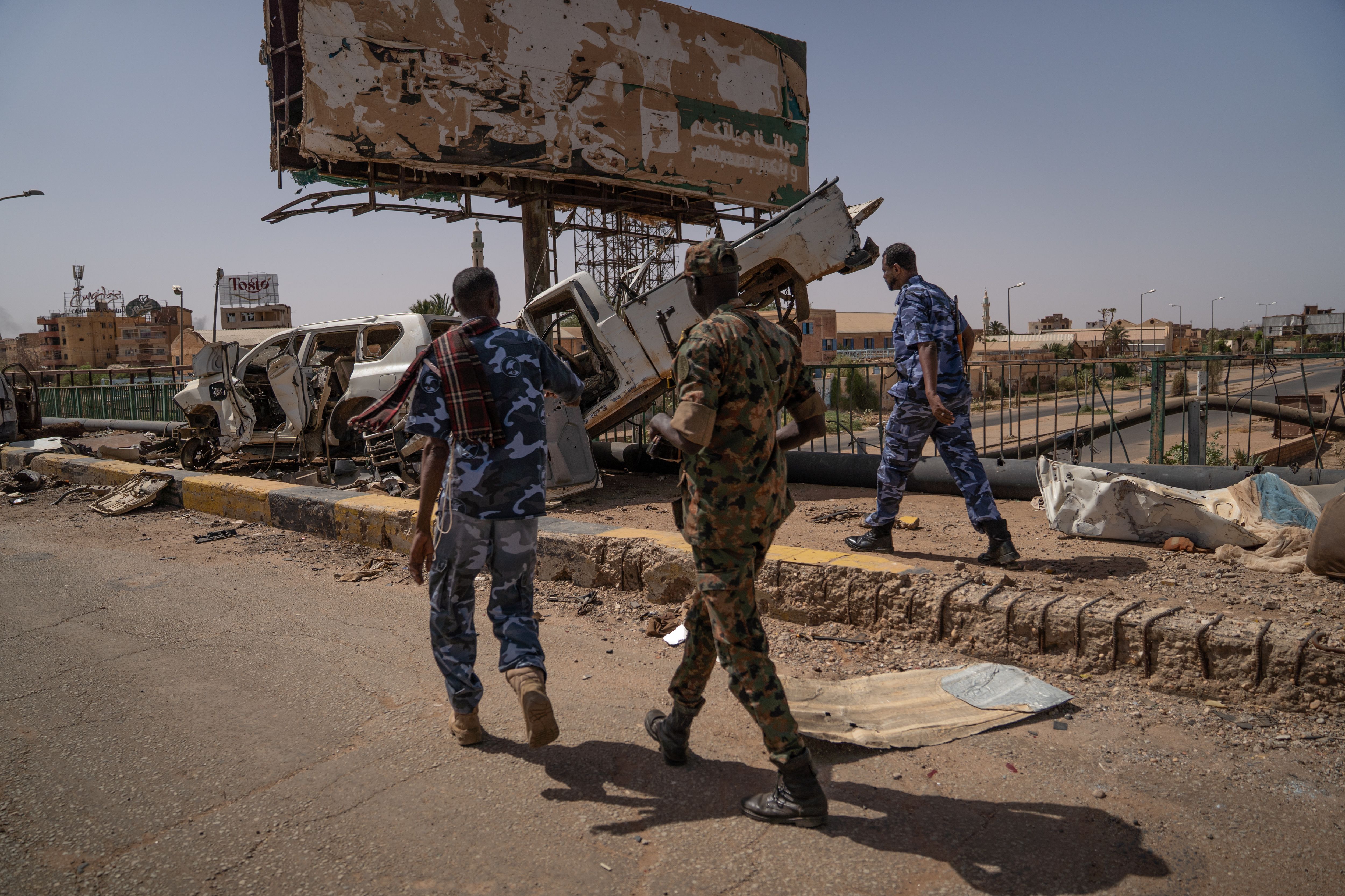 Soldados das Forças Armadas Sudanesas na agora desativada Ponte Shambat em Cartum, que liga Omdurman ao bairro de Bahri em Cartum, em abril