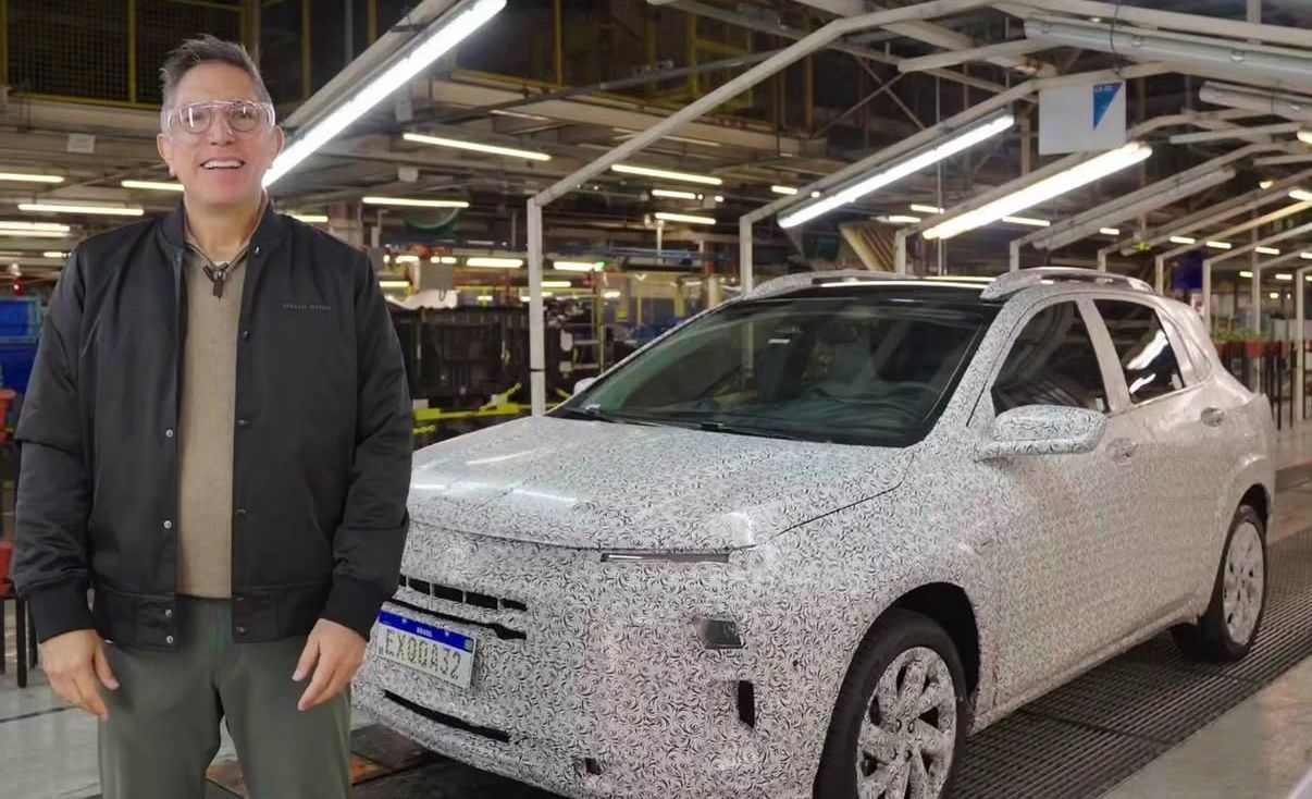Santiago Chamorro, presidente da GM América do Sul, com o Sonic camuflado • Divulgação