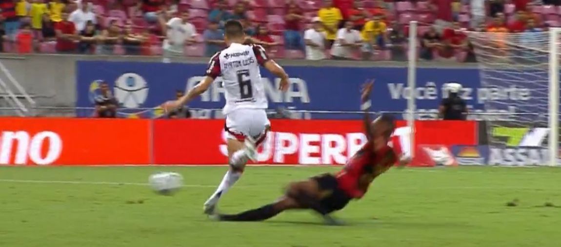 Momento da falta de Matheus Alexandre em Ayrton Lucas, que resultou na expulsão do jogador do Sport