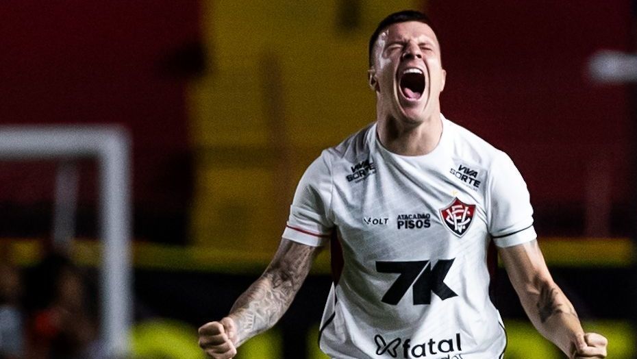Renato Kayzer, do Vitória, comemorando o seu gol contra o Sport pelo Brasileirão