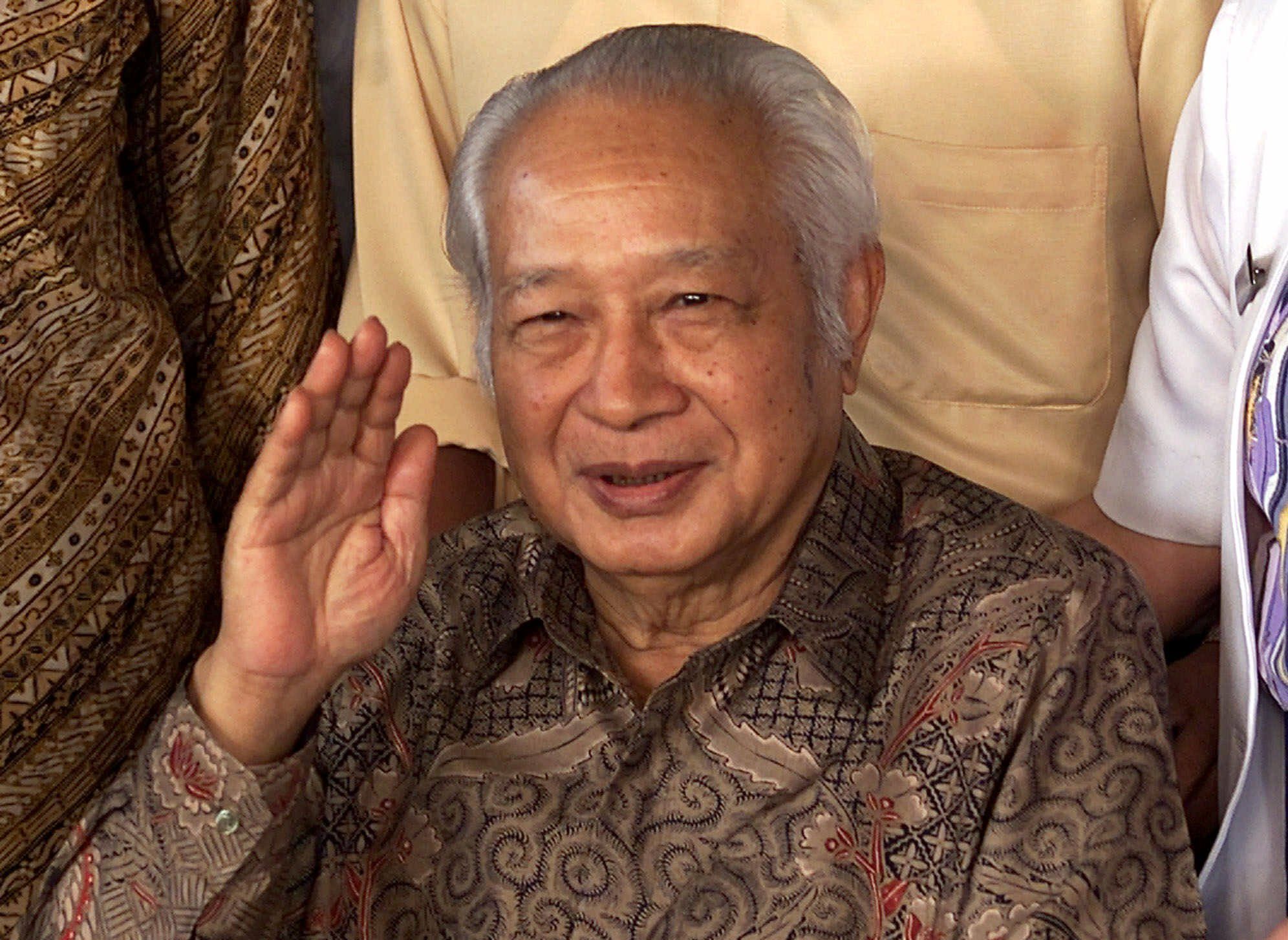 Suharto é fotografado saindo de um hospital em Jacarta, Indonésia, no dia 15 de junho de 2001 • Dita Alangkara/AP via CNN Newsource