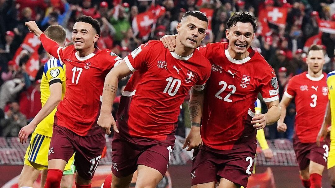 Jogadores da Suíça celebrando um dos gols marcados contra a Suécia pelas Eliminatórias da Europa à Copa do Mundo de 2026