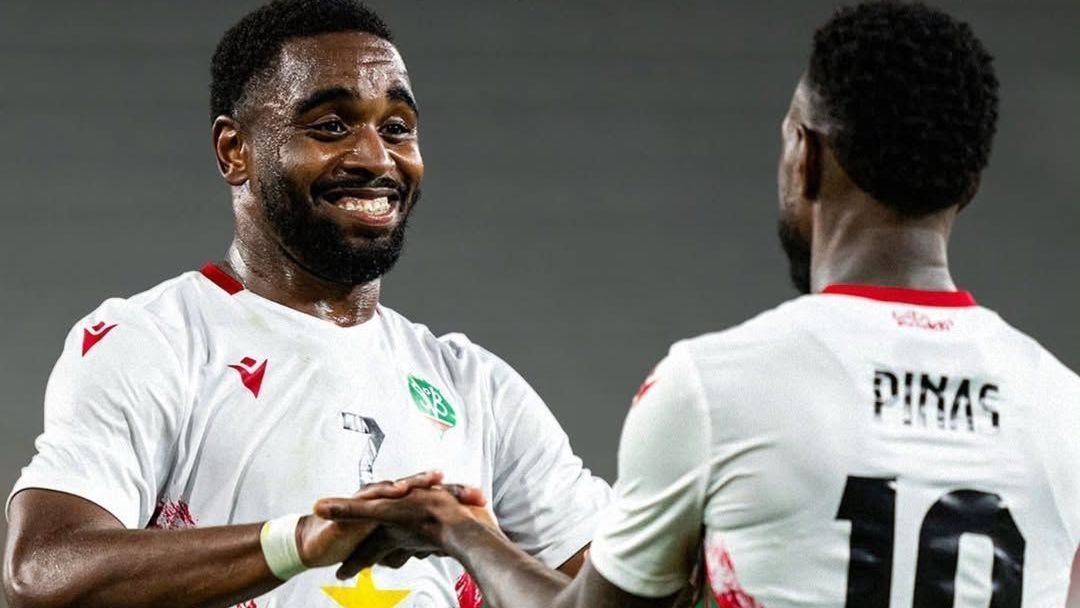 Jogadores do Suriname comemorando a vitória sobre El Salvador, válida pelas Eliminatórias para a Copa do Mundo de 2026