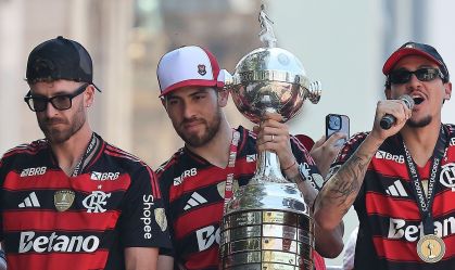 Taça da Libertadores aparece remendada em festa do título do Flamengo
