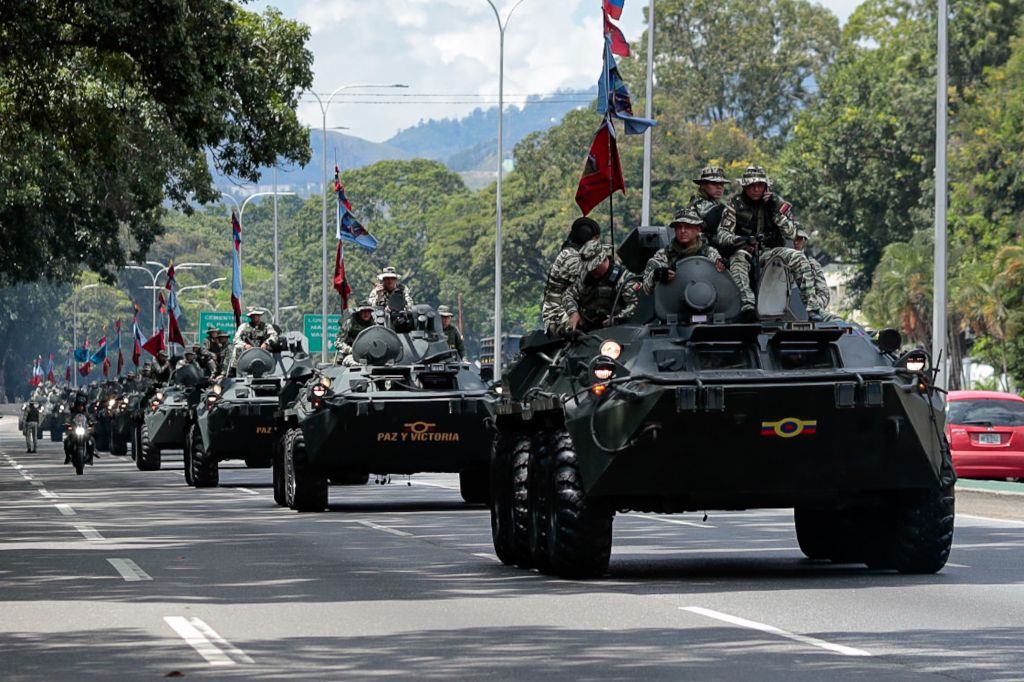 As Forças Armadas da Venezuela e tanques do exército trafegam por uma rodovia durante um exercício militar em Caracas, Venezuela, em 20 de setembro