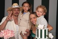 Após beijasso, Tata mostra mais momentos com Cocielo em festa