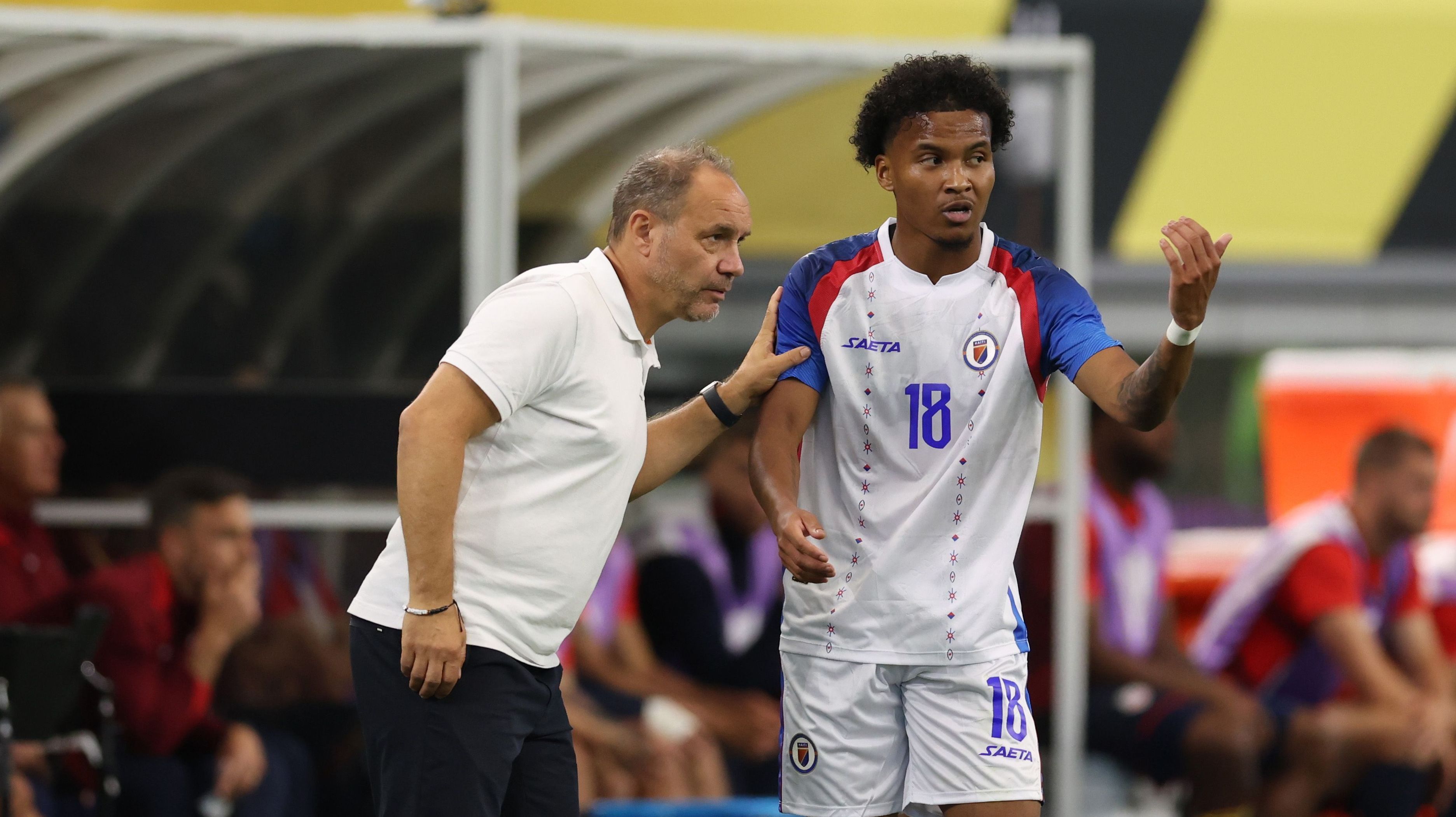Sebastién Migne conversa com Providence durante jogo do Haiti