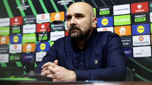 Mladen Zizovic em coletiva de imprensa enquanto comandava o FK Borac, da Bósnia, em partida da Conference League