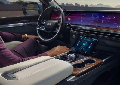 Alguns carros mais luxuosos contam com telas gigantes