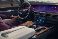 Telas monetizadas nos carros devem se tornar realidade a partir de 2026