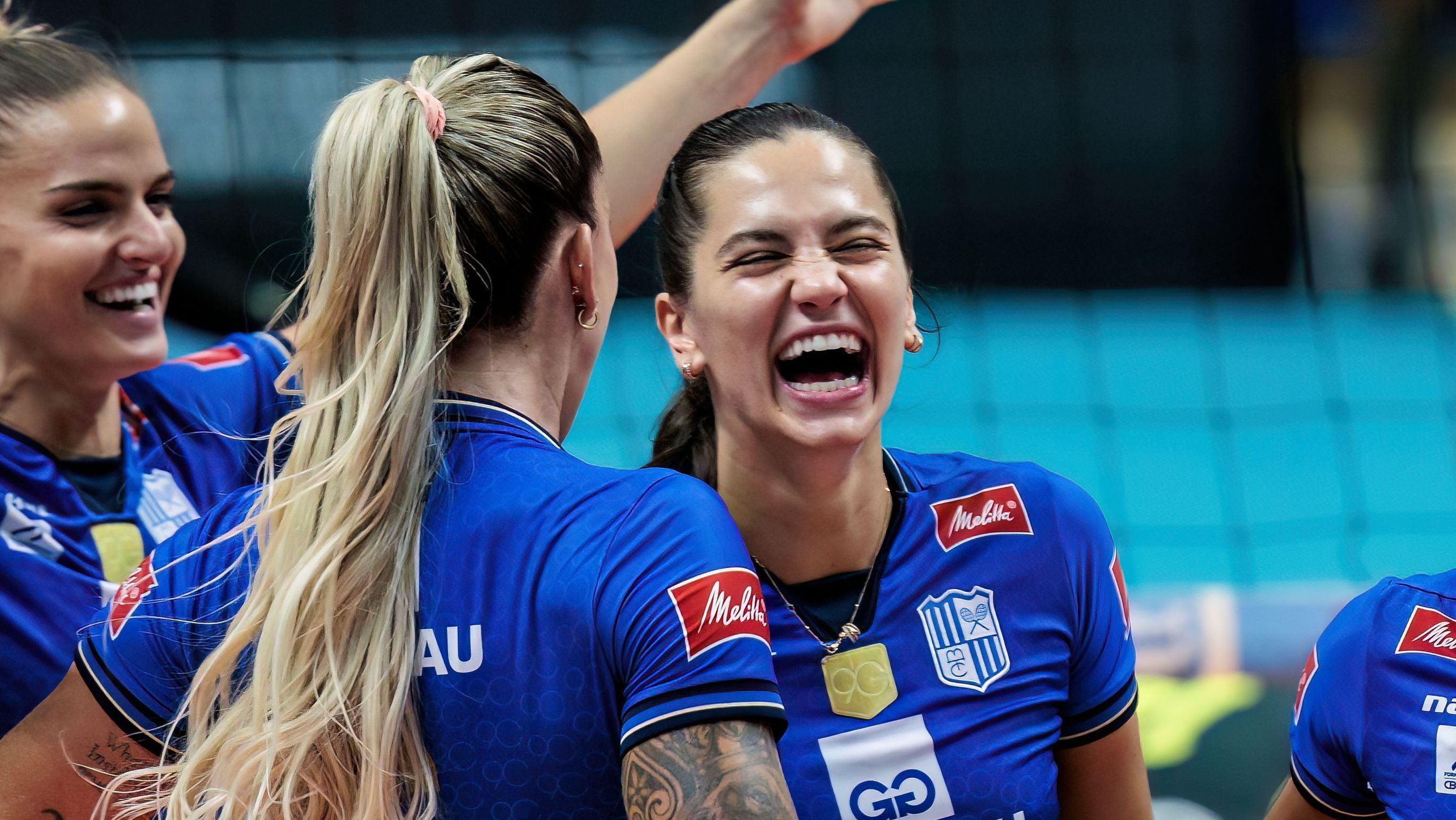 Thaisa e Júlia Kudiess comemoram ponto do Minas contra o Praia Clube na final do Campeonato Mineiro