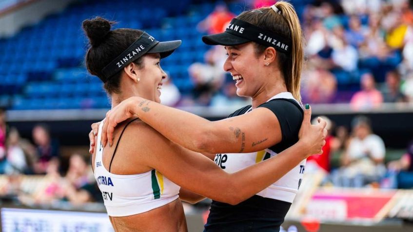 Thamela e Victoria comemoram vaga na semifinal do Mundial de Vôlei de Praia • Foto: Divulgação/ Volleyball World