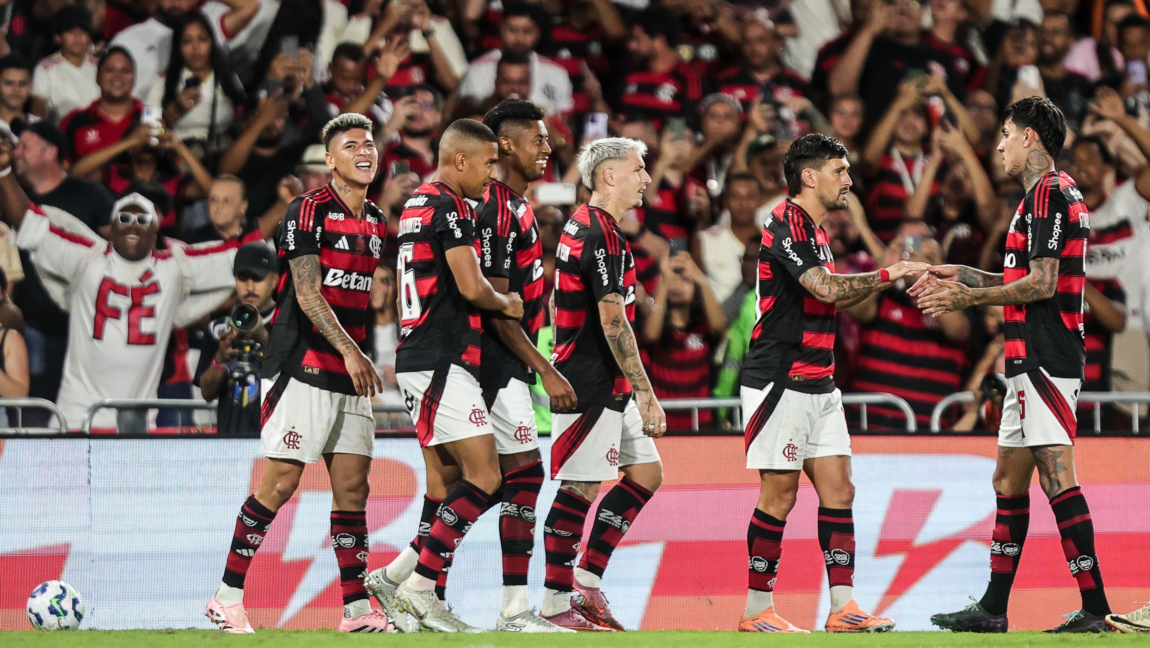 Jogadores do Flamengo comemoram gol contra o Santos