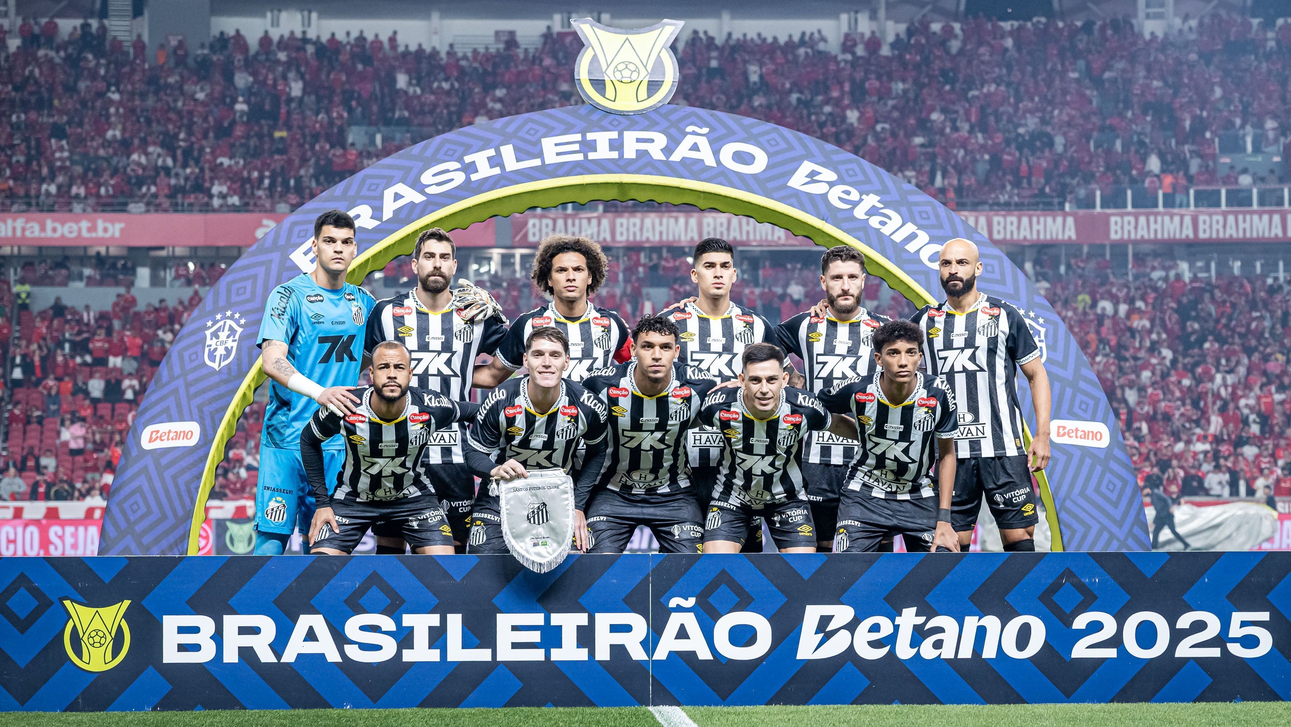 Time do Santos em partida contra o Inter no Brasileirão