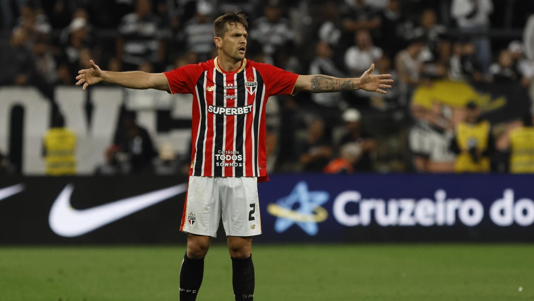 Rafael Tolói sentiu incômodo na coxa contra o Corinthians