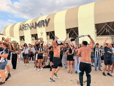 Torcedores do Atlético-MG vibram durante o hino do clube na Arena MRV