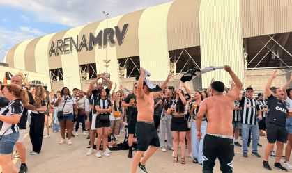 Torcedores do Atlético-MG vibram durante o hino do clube na Arena MRV
