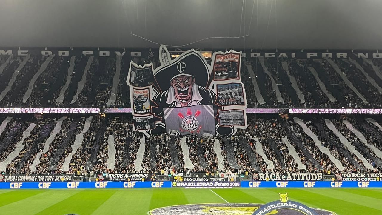 Mosaico da torcida do Corinthians na Neo Química Arena antes do clássico contra o São Paulo