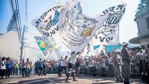 Torcedores do Santos antes de partida na Vila Belmiro