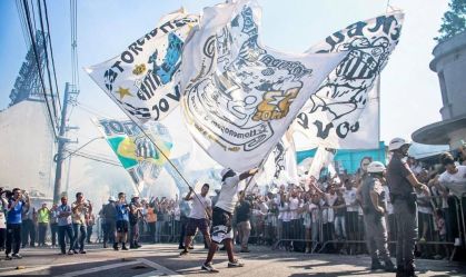 Torcedores do Santos antes de partida na Vila Belmiro