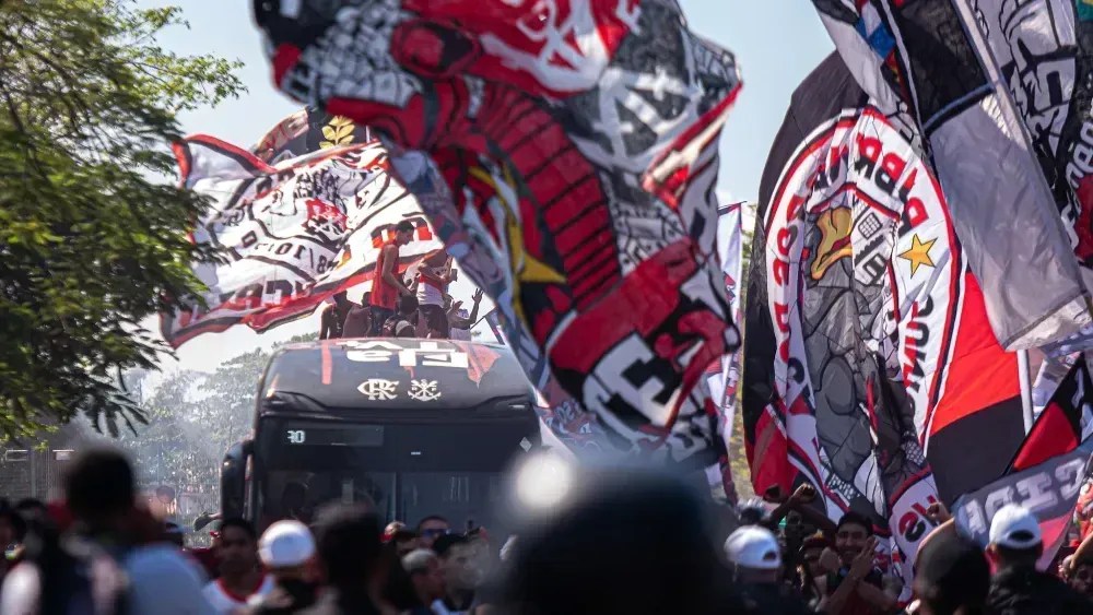 Torcida do Flamengo em embarque do time