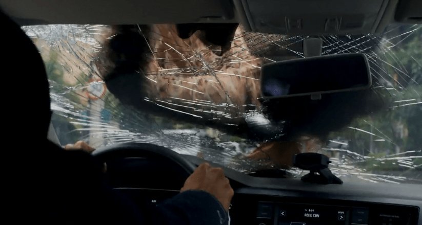 "Três Graças": Morta? Claudia é atropelada e corpo desaparece 2 Impacto do atropelamento de Claudia quebra o vidro do carro que Edilberto dirige em "Três Graças" • Divulgação/Globo