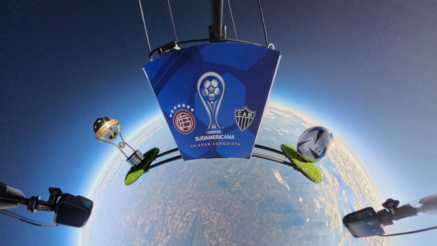 Réplica do troféu e bola da final da Copa Sul-Americana são enviadas para o espaço pela Conmebol
