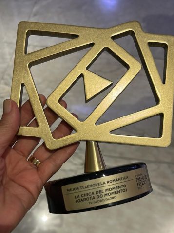O troféu de Melhor Telenovela Romântica que "Garota do Momento" conquistou no Prêmio Produ, no México • Reprodução/Instagram