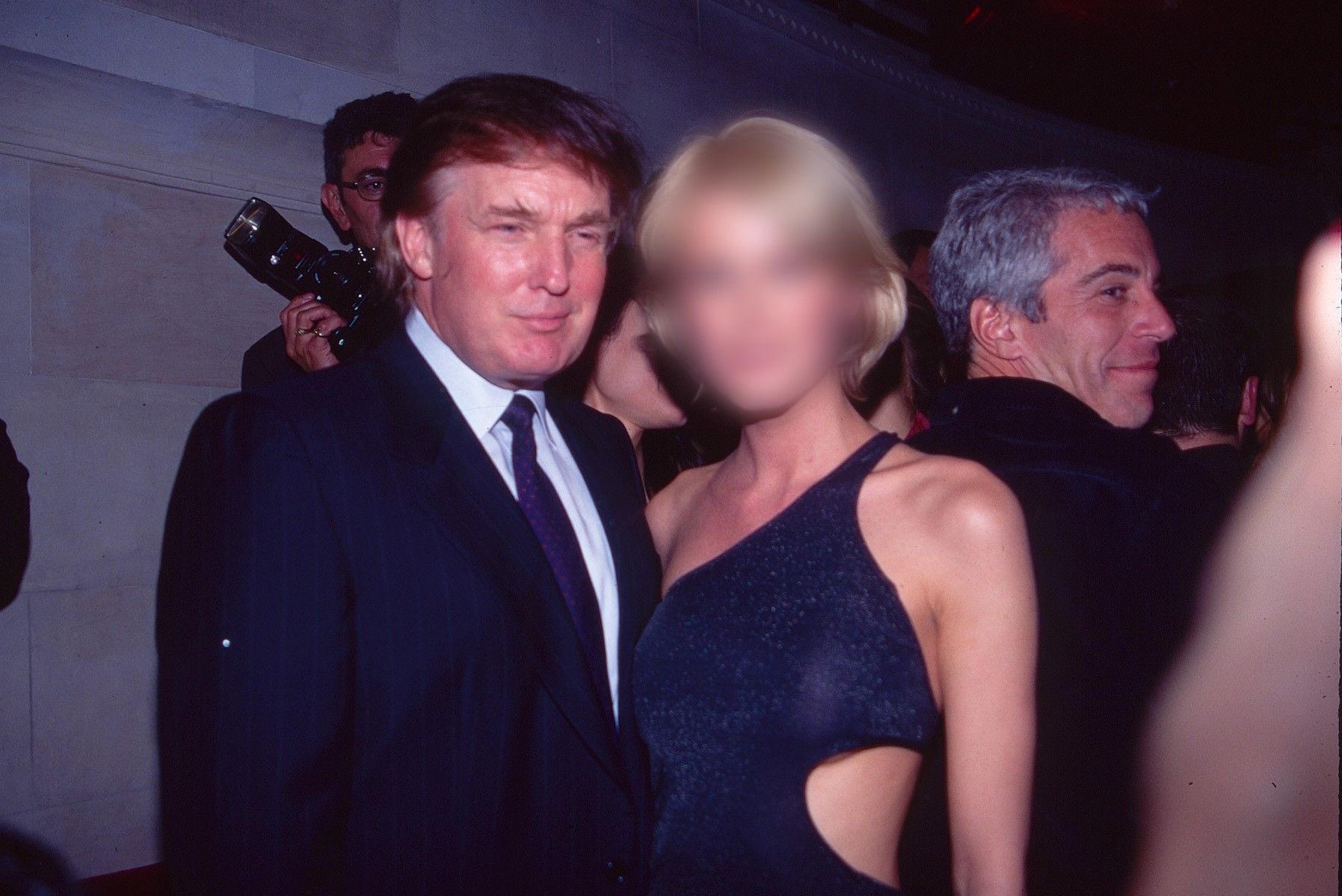 Donald Trump ao lado da modelo belga Ingrid Seynhaeve, mostrando Epstein ao fundo  • Sonia Moskowitz/Getty Images