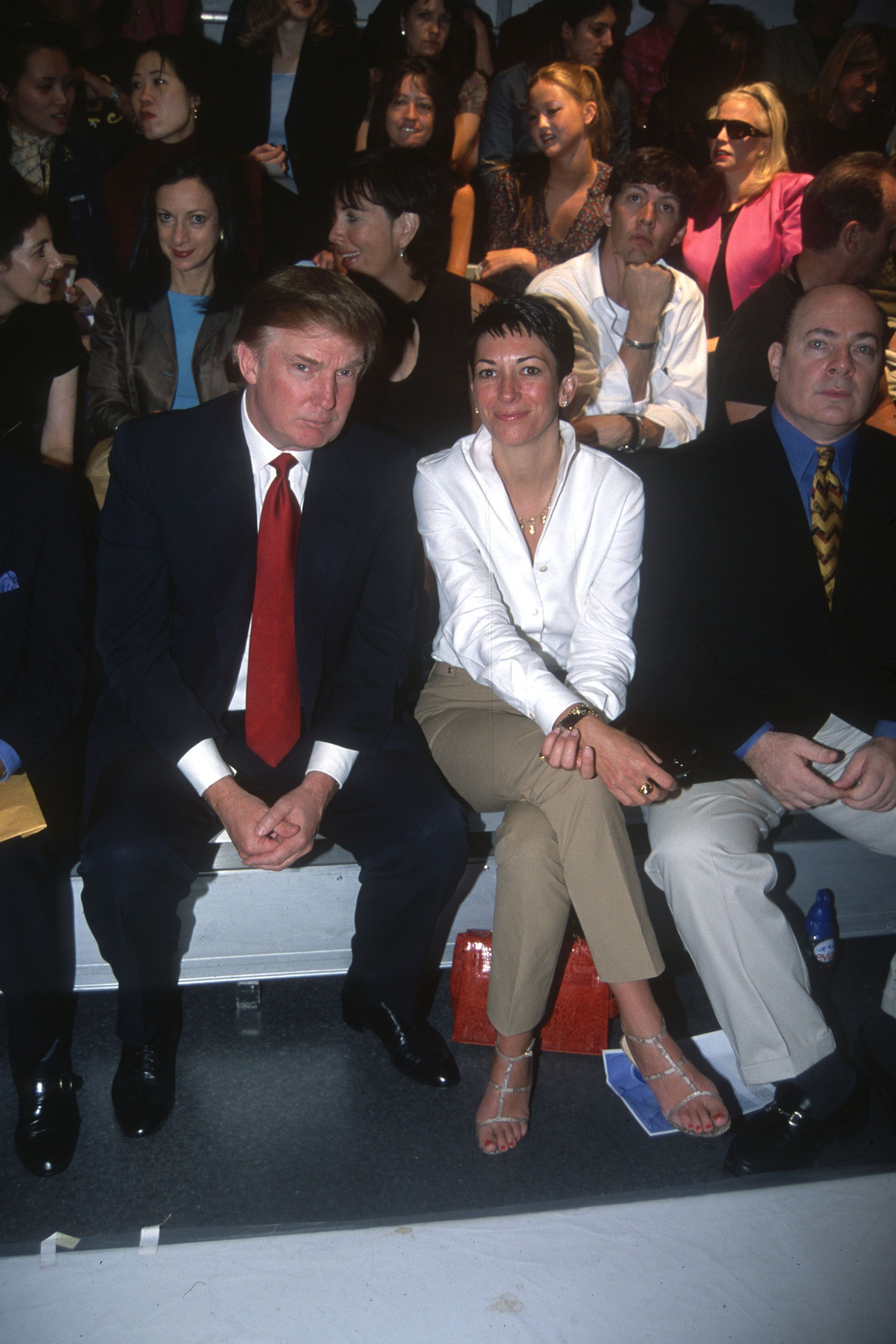 Donald Trump e Ghislaine Maxwell comparecem ao desfile de moda da Anand Jon em 18 de setembro de 2000, na cidade de Nova York • Patrick McMullan/Patrick McMullan via Getty Images