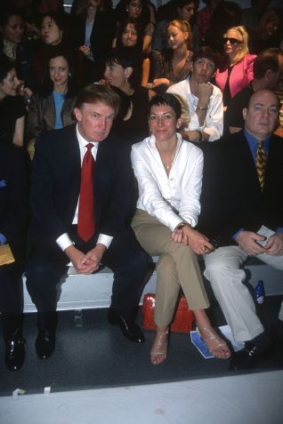 Donald Trump e Ghislaine Maxwell comparecem ao desfile de moda da Anand Jon em 18 de setembro de 2000, na cidade de Nova York • Patrick McMullan/Patrick McMullan via Getty Images