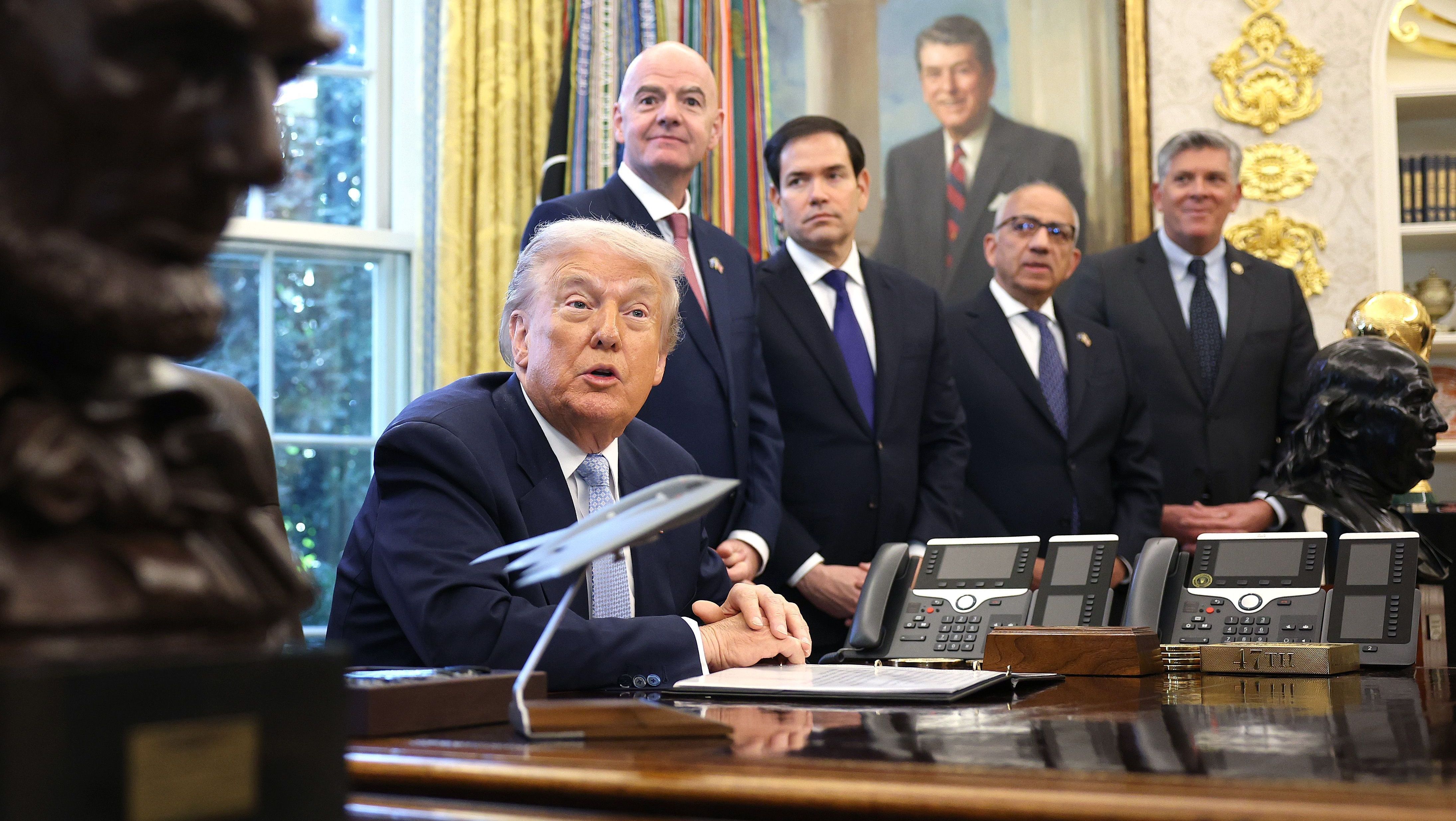 Donald Trump em evento sobre a Copa do Mundo de 2026 na Casa Branca, com a presença do presidente da Fifa, Gianni Infantino