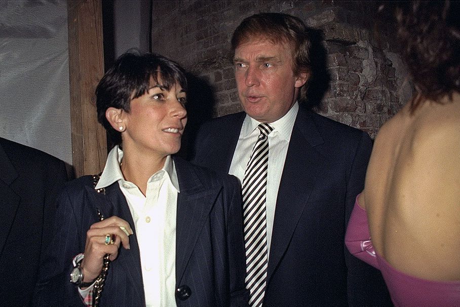 Ghislaine Maxwell e Donald Trump juntos no 0º aniversário da agência de modelos Ford e da marca de produtos capilares Pantene, em Manhattan • Richard Corkery/NY Daily News Archive via Getty Images