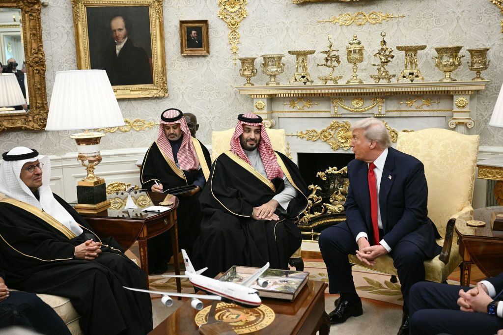 O presidente dos EUA, Donald Trump, se reúne com o príncipe herdeiro do Reino da Arábia Saudita, Mohammed bin Salman, no Salão Oval da Casa Branca em 18 de novembro de 2025