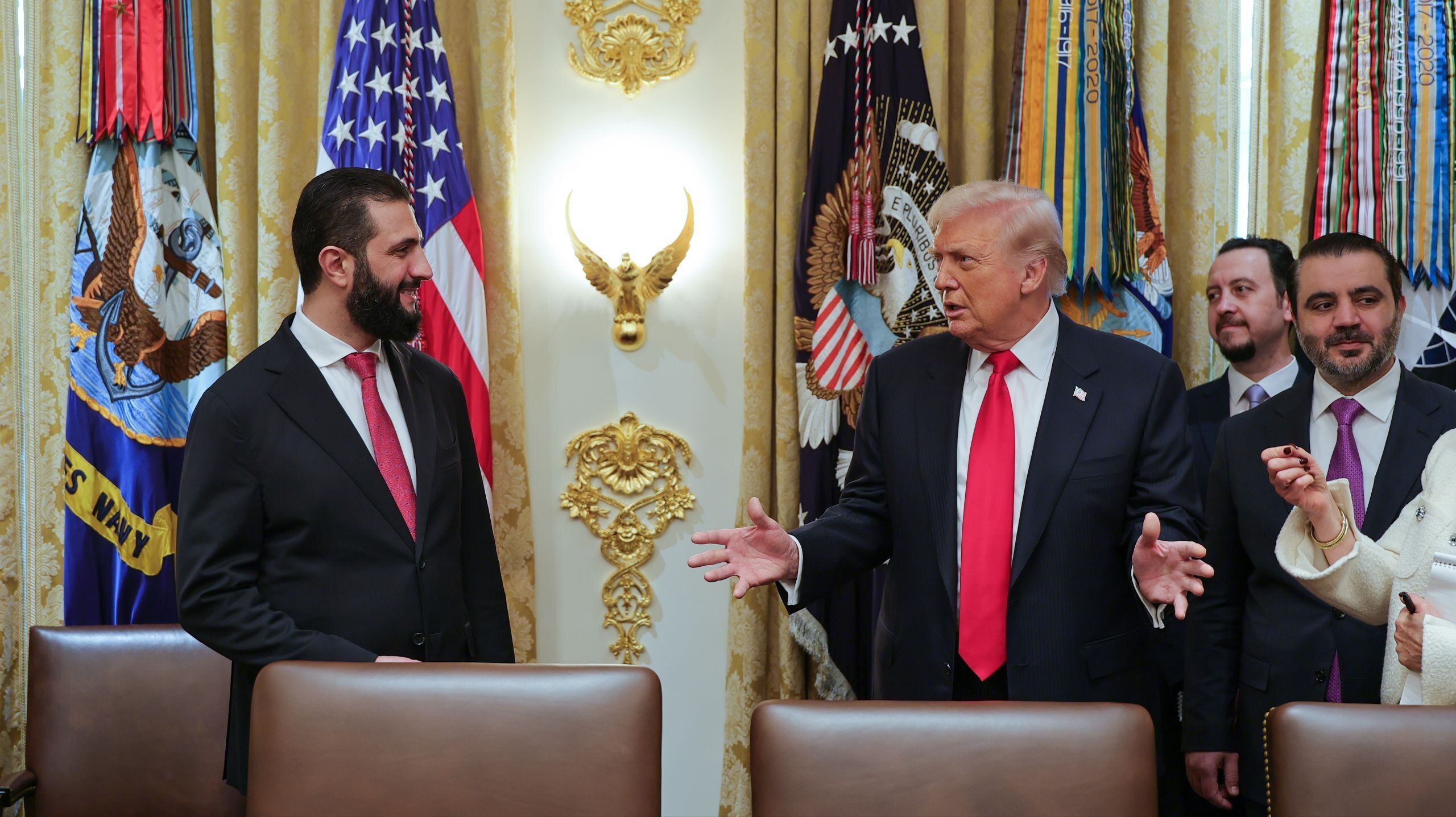O presidente dos Estados Unidos, Donald Trump, se reúne com o presidente sírio, Ahmed al-Sharaa, na Casa Branca, em Washington DC, em 10 de novembro de 2025.