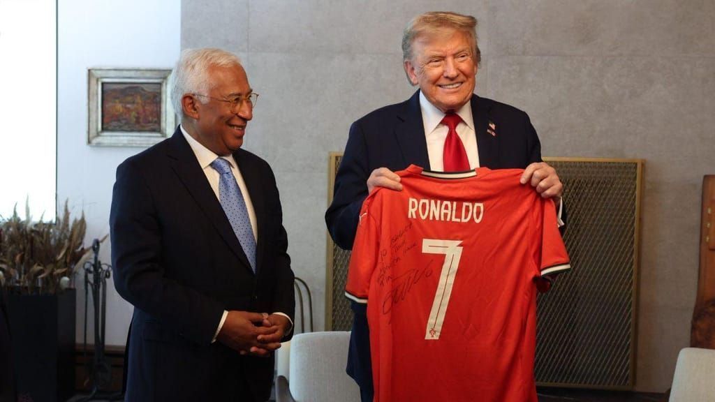 Donald Trump, presidente dos Estados Unidos, com camisa de Cristiano Ronaldo